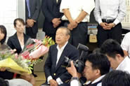 当選の瞬間 8月30日